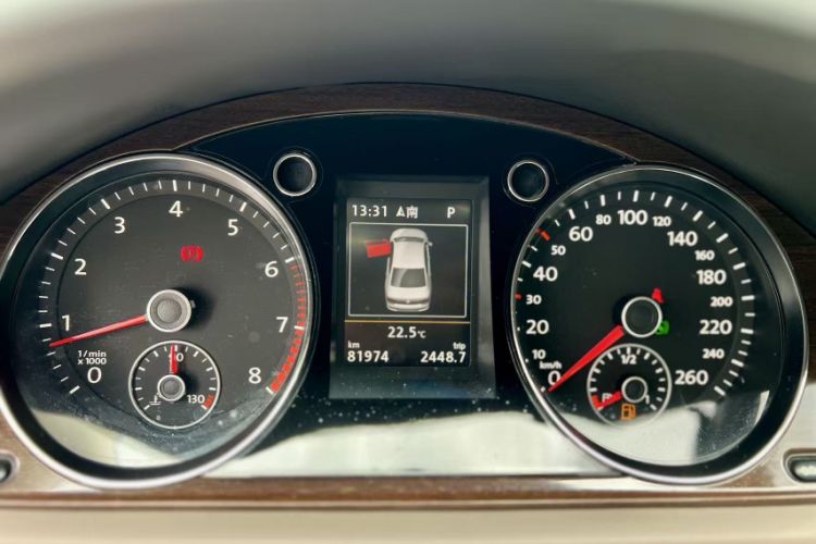 Used Volkswagen Magotan 2015 2.0 TSI Prestige Model Odometer Close Up