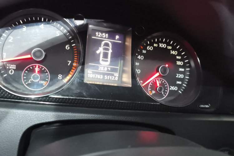 Used Volkswagen Magotan 2015 2.0 TSI Luxury Model Odometer Close Up