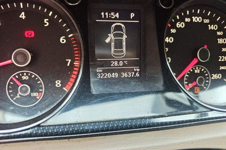 Used Volkswagen Magotan 2015 Facelift 1.8TSI Luxury Model Odometer Close Up