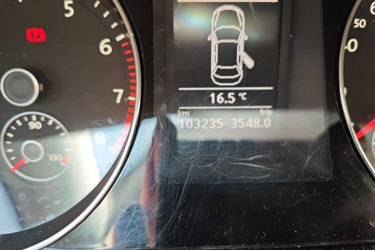 Used Volkswagen Magotan 2015 Facelift 1.8TSI Luxury Model Odometer Close Up