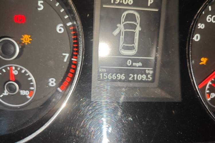 Used Volkswagen Magotan 2015 Facelift 1.8TSI Luxury Model Odometer Close Up