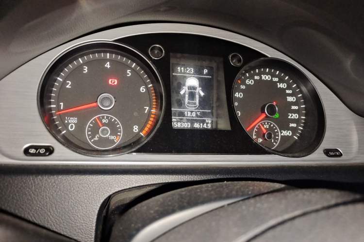Used Volkswagen Magotan 2015 1.8TSI Advanced Model Odometer Close Up