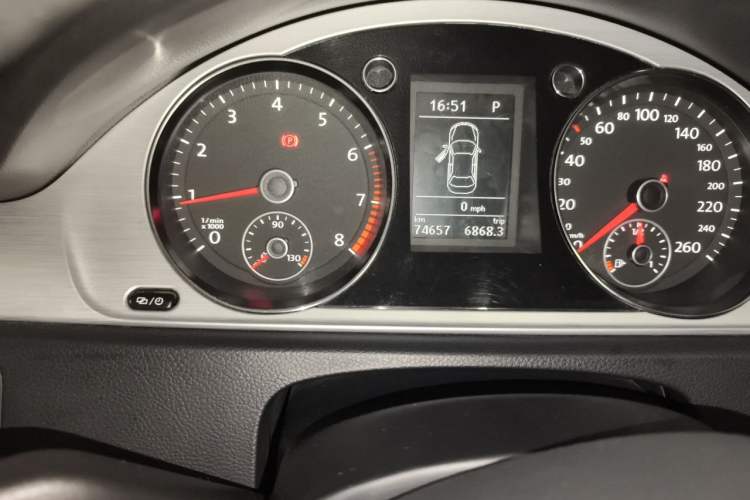 Used Volkswagen Magotan 2015 1.8TSI Advanced Model Odometer Close Up