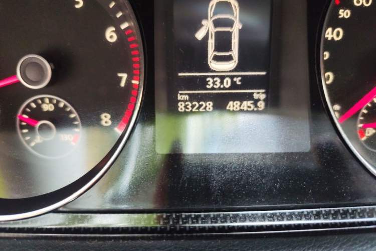 Used Volkswagen Magotan 2015 Facelift 1.8TSI Luxury Model Odometer Close Up