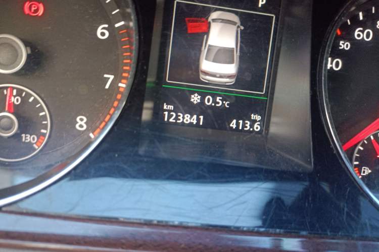 Used Volkswagen Magotan 2015 2.0 TSI Prestige Model Odometer Close Up
