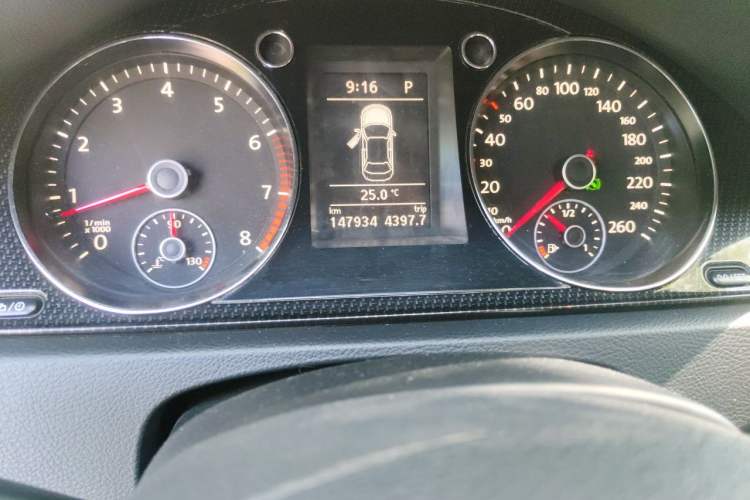 Used Volkswagen Magotan 2015 1.8TSI Luxury Model Odometer Close Up