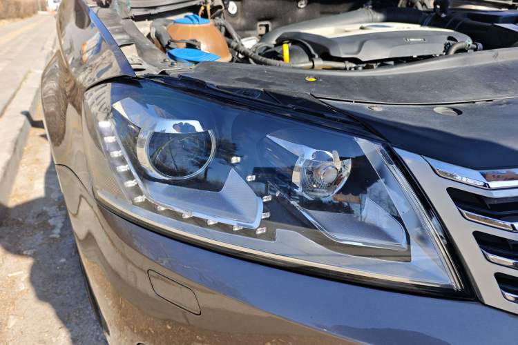 Used Volkswagen Magotan 2015 Revised Version 2.0 TSI Luxury Edition Right Front Headlight