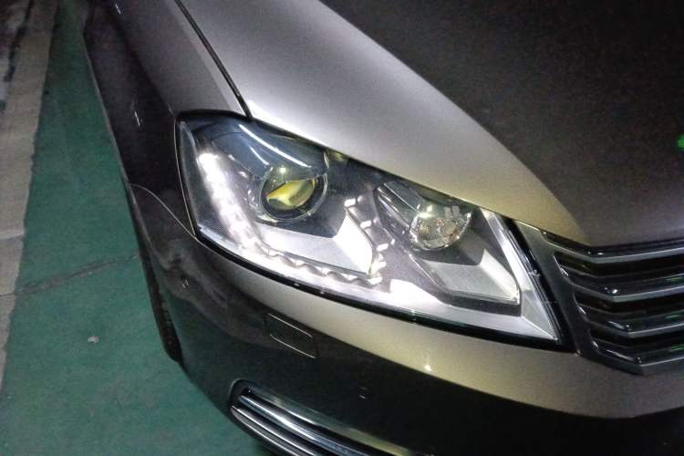Used Volkswagen Magotan 2015 Revised Version 2.0 TSI Prestige Edition Right Front Headlight