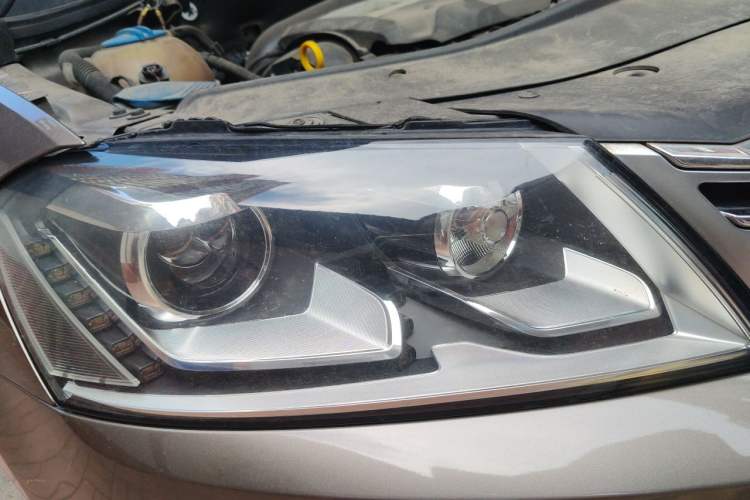 Used Volkswagen Magotan 2015 Facelift 1.8TSI Luxury Model Right Front Headlight