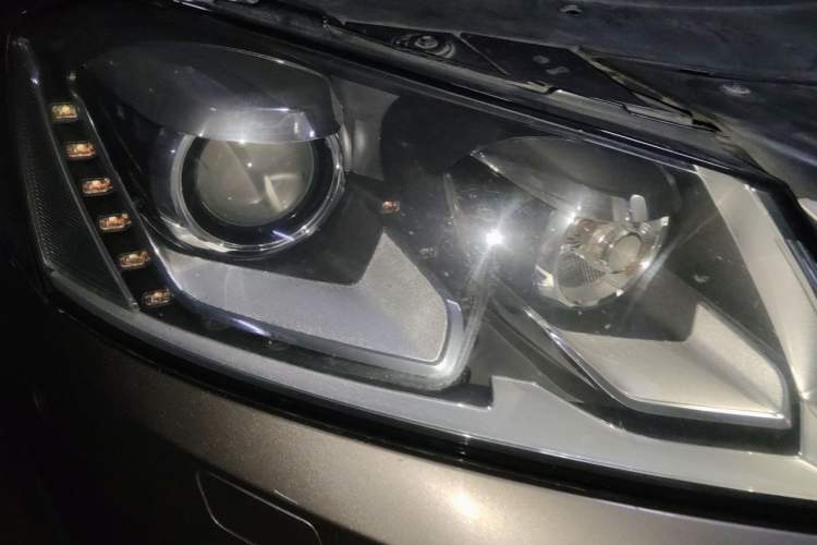 Used Volkswagen Magotan 2015 2.0 TSI Prestige Model Right Front Headlight