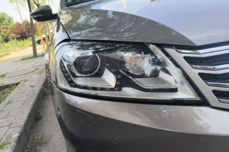 Used Volkswagen Magotan 2015 Revised 1.8TSI Prestige Version Right Front Headlight