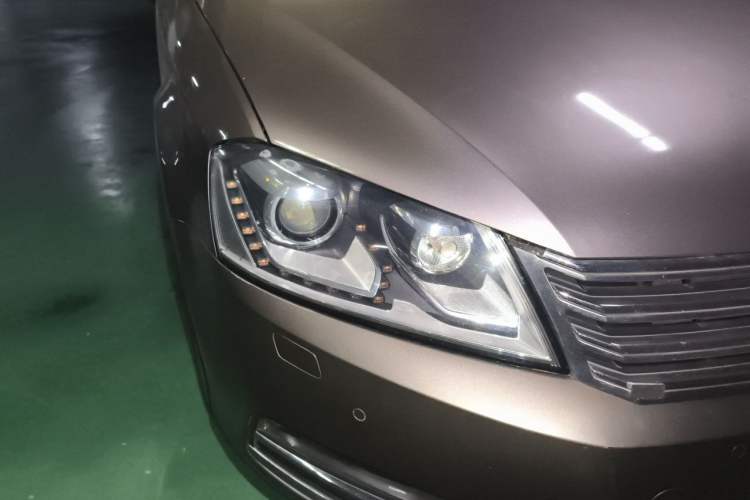 Used Volkswagen Magotan 2015 2.0 TSI Luxury Model Right Front Headlight