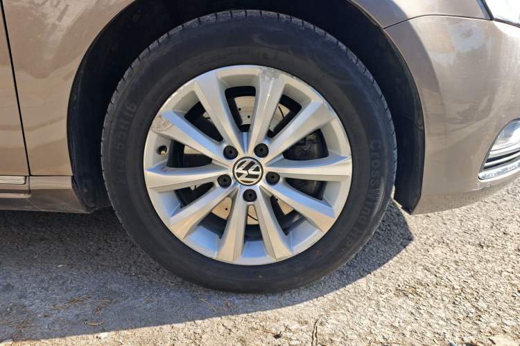 Used Volkswagen Magotan 2015 Revised Version 2.0 TSI Luxury Edition Right Front Wheel Hub