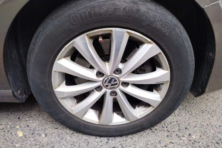 Used Volkswagen Magotan 2015 Revised Version 2.0 TSI Luxury Edition Right Front Wheel Hub