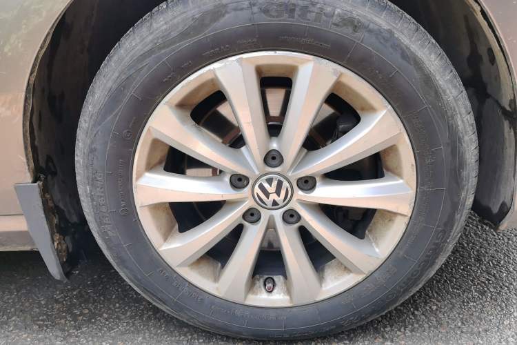 Used Volkswagen Magotan 2015 Revised Version 2.0 TSI Luxury Edition Right Front Wheel Hub