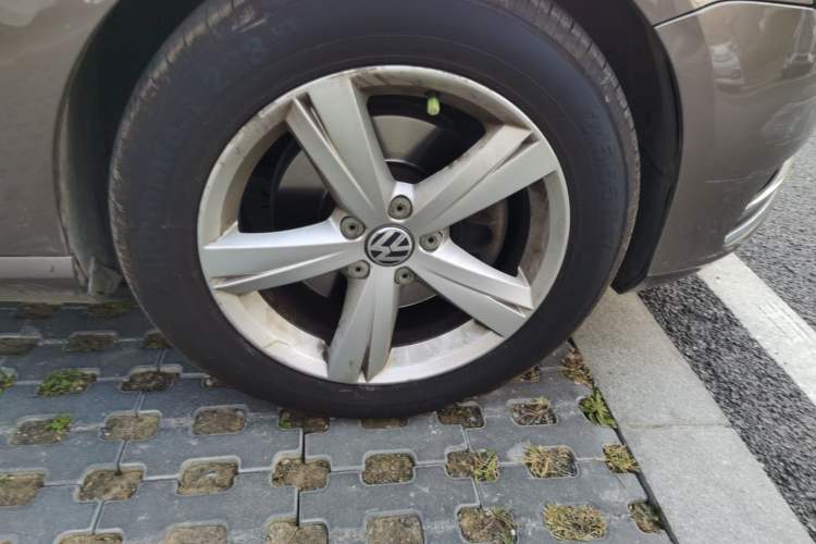 Used Volkswagen Magotan 2015 1.8TSI Luxury Model Right Front Wheel Hub