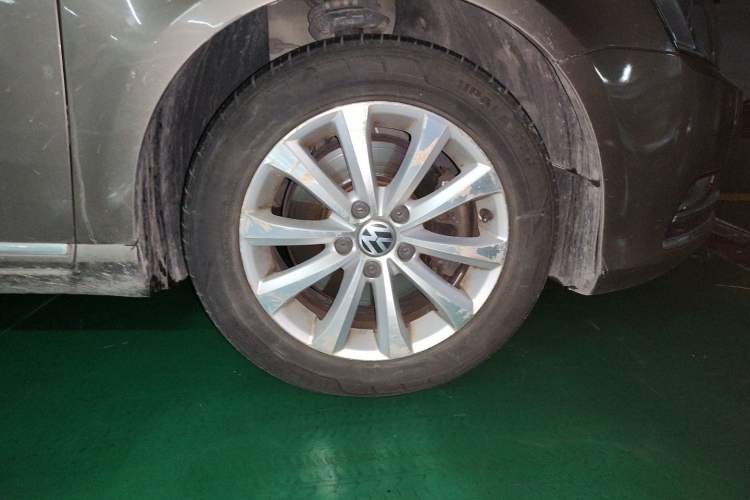 Used Volkswagen Magotan 2015 Facelift 1.8TSI Luxury Model Right Front Wheel Hub