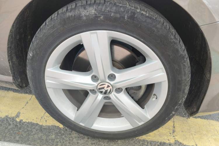 Used Volkswagen Magotan 2015 Facelift 1.8TSI Luxury Model Right Front Wheel Hub