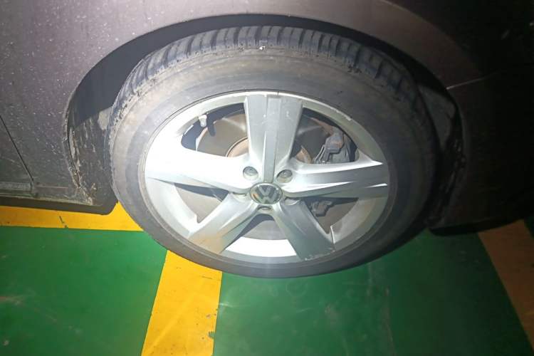Used Volkswagen Magotan 2015 1.8TSI Prestige Model Right Front Wheel Hub