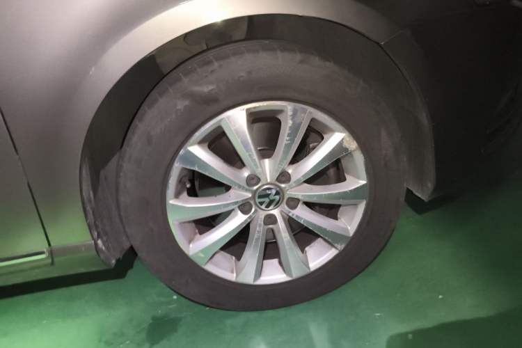 Used Volkswagen Magotan 2015 2.0 TSI Luxury Model Right Front Wheel Hub