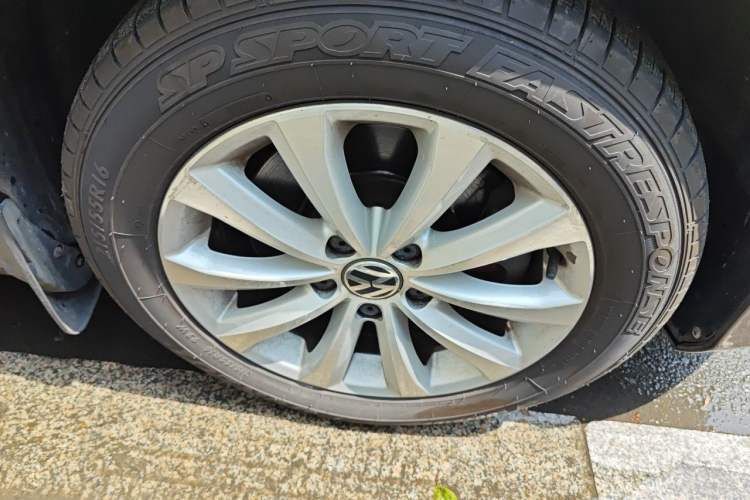 Used Volkswagen Magotan 2015 Facelift 1.8TSI Luxury Model Right Front Wheel Hub