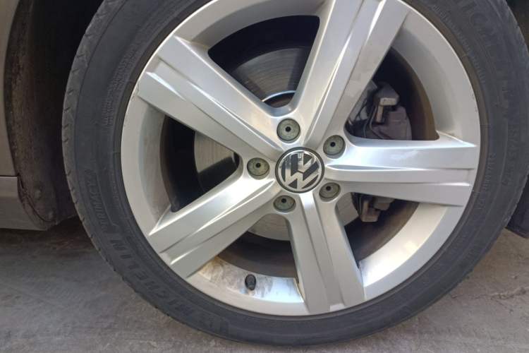Used Volkswagen Magotan 2015 2.0 TSI Prestige Model Right Front Wheel Hub