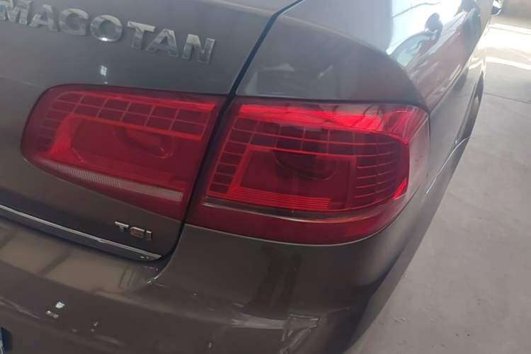 Used Volkswagen Magotan 2015 1.8TSI Prestige Model Right Rear Taillight