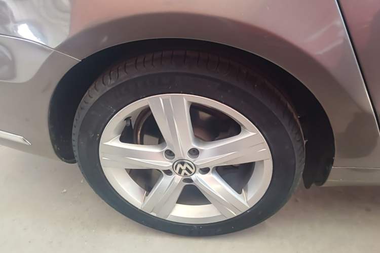 Used Volkswagen Magotan 2015 1.8TSI Prestige Model Right Rear Wheel Hub