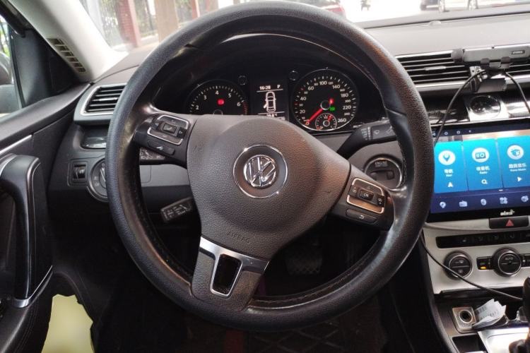 Used Volkswagen Magotan 2015 Revised Version 2.0 TSI Luxury Edition Steering Wheel