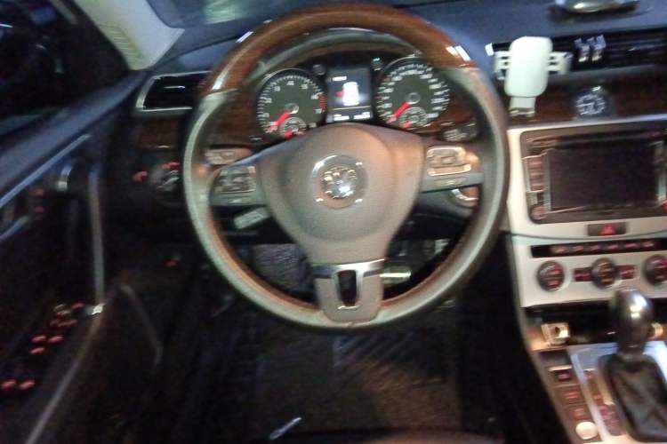 Used Volkswagen Magotan 2015 Revised Version 2.0 TSI Prestige Edition Steering Wheel