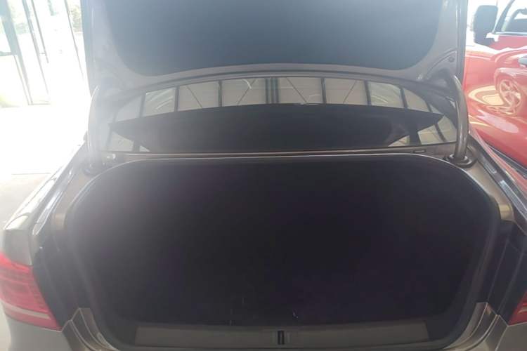 Used Volkswagen Magotan 2015 1.8TSI Prestige Model Trunk