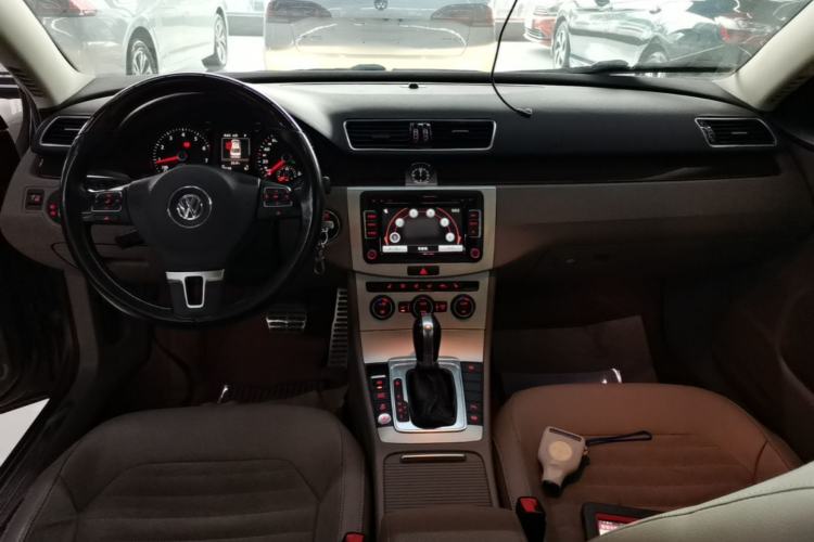 Used Volkswagen Magotan 2015 2.0 TSI Prestige Model Center Console