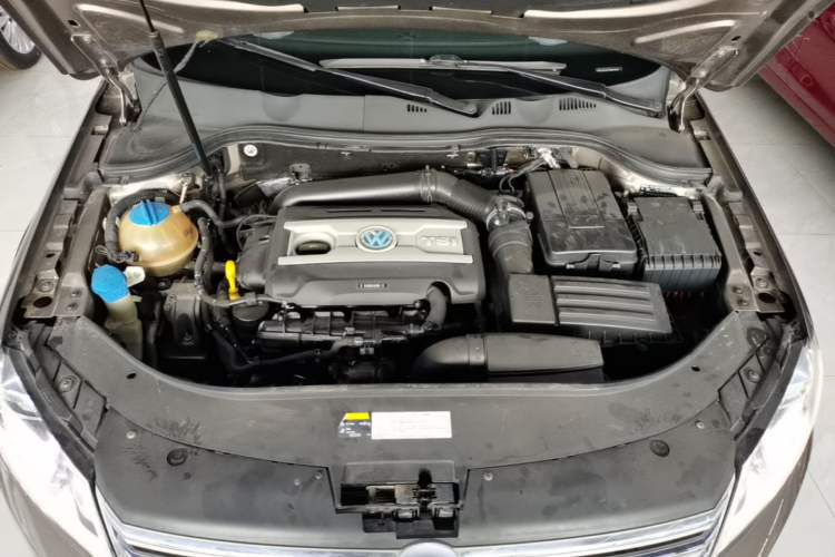 Used Volkswagen Magotan 2015 2.0 TSI Prestige Model Engine Bay