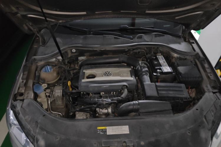 Used Volkswagen Magotan 2015 2.0 TSI Prestige Model Engine Bay