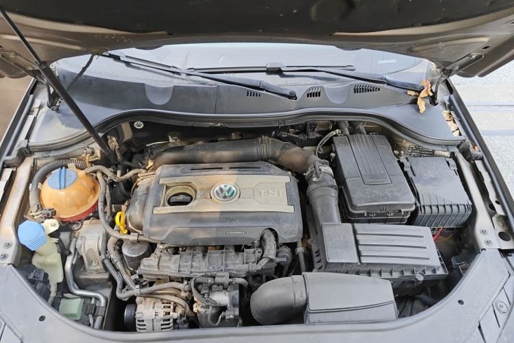 Used Volkswagen Magotan 2015 Facelift 1.8TSI Luxury Model Engine Bay