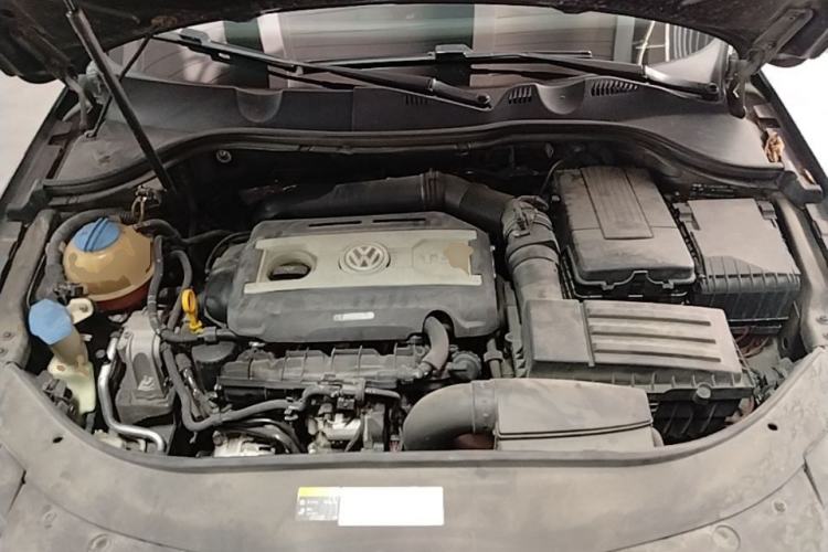 Used Volkswagen Magotan 2015 1.8TSI Luxury Model Engine Bay