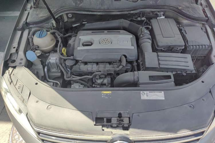 Used Volkswagen Magotan 2015 Travel Edition 2.0 TSI Comfort Version Engine Bay