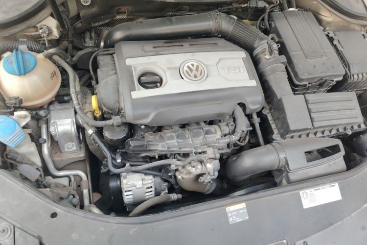 Used Volkswagen Magotan 2015 Travel Edition 2.0 TSI Comfort Version Engine Bay