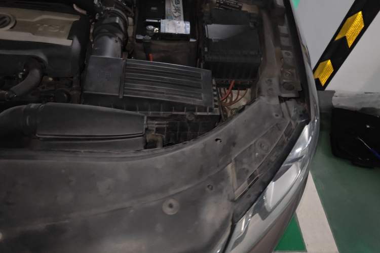 Used Volkswagen Magotan 2015 2.0 TSI Prestige Model Engine Bay Left