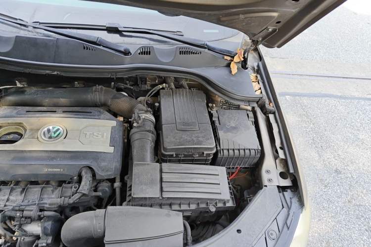 Used Volkswagen Magotan 2015 Facelift 1.8TSI Luxury Model Engine Bay Left