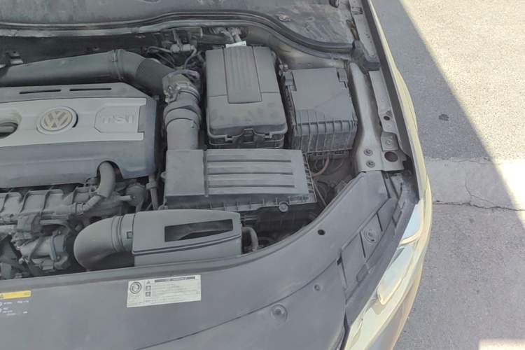 Used Volkswagen Magotan 2015 Travel Edition 2.0 TSI Comfort Version Engine Bay Left