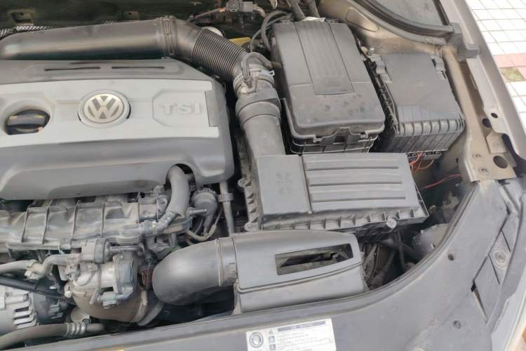 Used Volkswagen Magotan 2015 Travel Edition 2.0 TSI Comfort Version Engine Bay Left