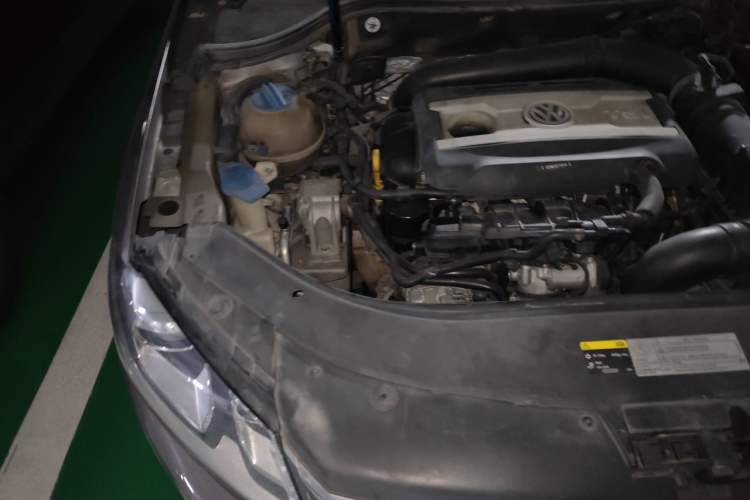 Used Volkswagen Magotan 2015 2.0 TSI Prestige Model Engine Bay Right