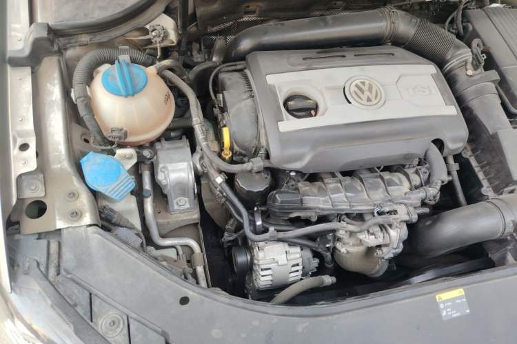 Used Volkswagen Magotan 2015 Travel Edition 2.0 TSI Comfort Version Engine Bay Right