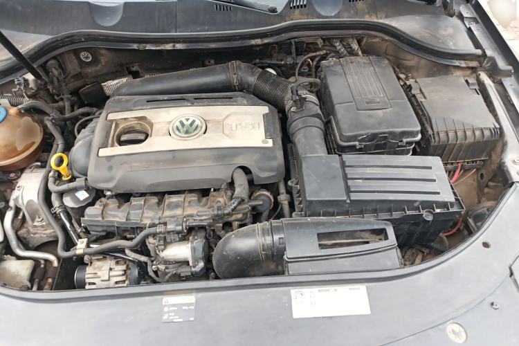 Used Volkswagen Magotan 2015 Travel Edition 2.0 TSI Comfort Version Engine Bay