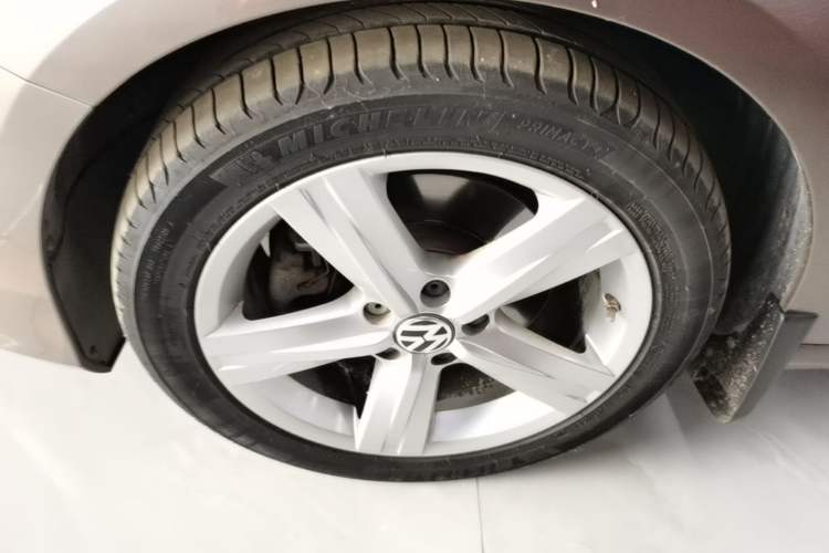 Used Volkswagen Magotan 2015 2.0 TSI Prestige Model Left Front Wheel Hub