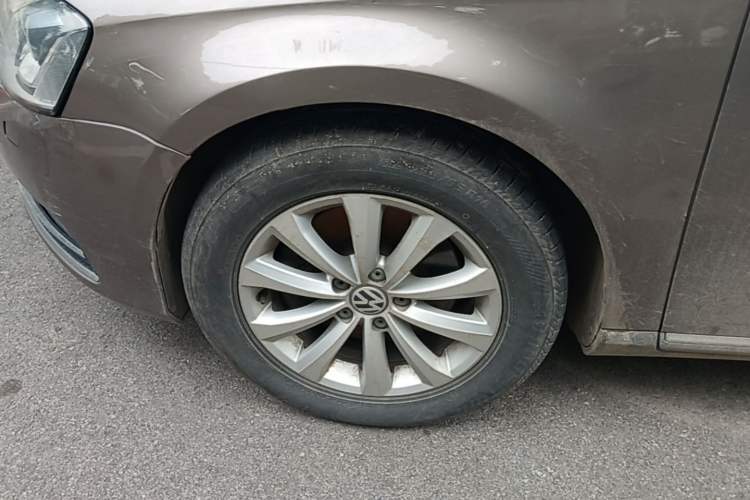 Used Volkswagen Magotan 2015 Revised Version 2.0 TSI Luxury Edition Left Front Wheel Hub
