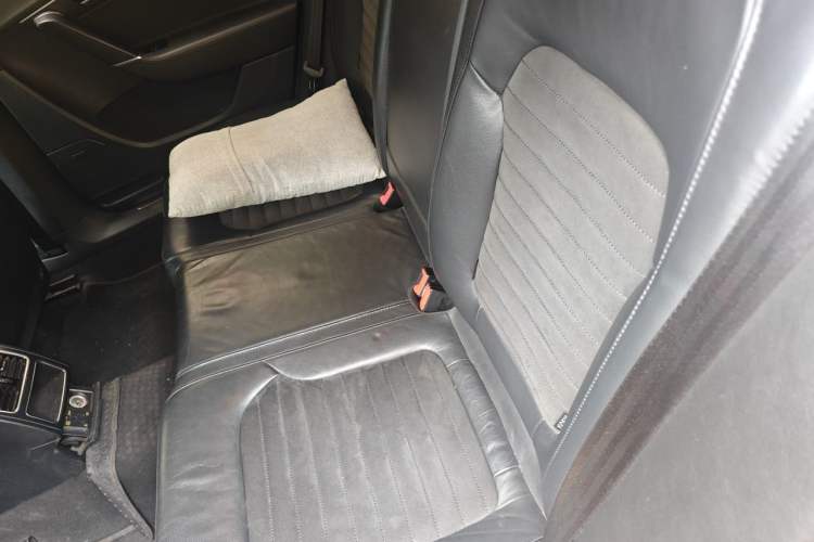 Used Volkswagen Magotan 2015 Revised Version 2.0 TSI Luxury Edition Left Rear Seat