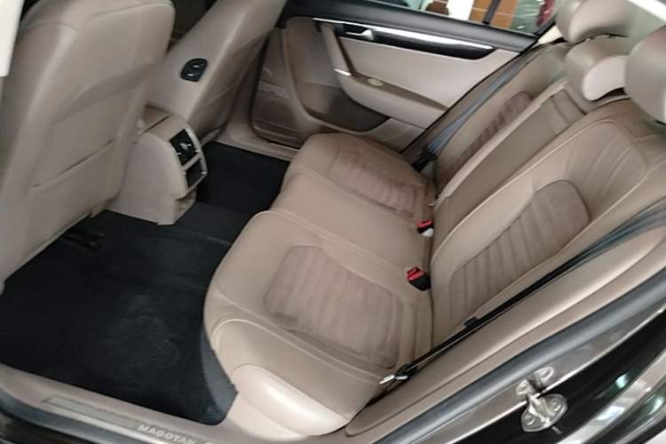 Used Volkswagen Magotan 2015 1.8TSI Luxury Model Left Rear Seat