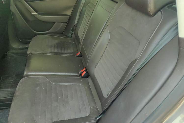Used Volkswagen Magotan 2015 Travel Edition 2.0 TSI Comfort Version Left Rear Seat